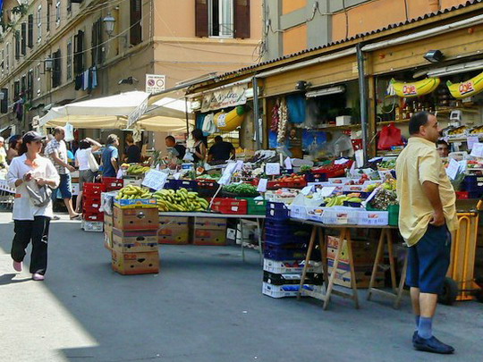 26.6.2008 - Civitavecchia: tržnice na náměstí © Karel Furiš
