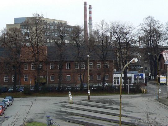 04.12.2007 - Studénka: pohled na budovy a autobusové mininádraží bývalé vagónky © Karel Furiš
