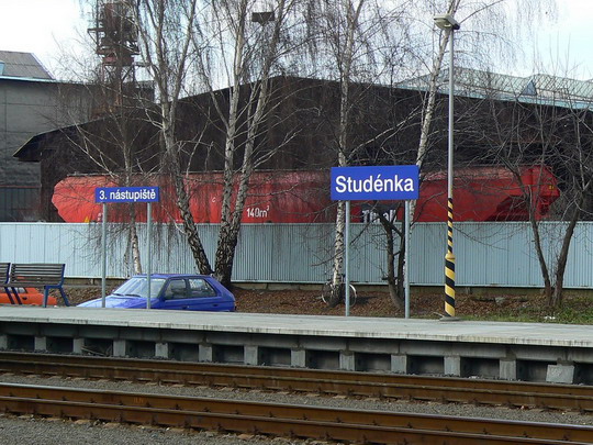 04.12.2007 - Studénka: osamělý vagón za plotem připomíná zašlou slávu vagónky © Karel Furiš