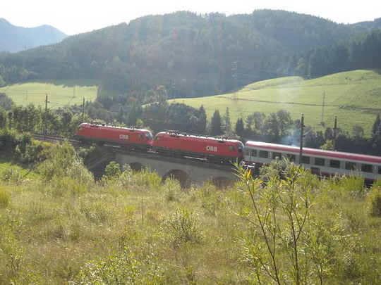 Vlak ÖBB IC 532 KELAG Energie Express prechádza Steinhausviaduktom, 17.8.2008, © Peter Žídek