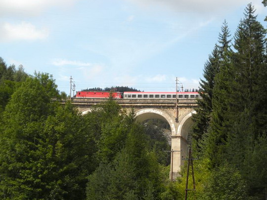 Vlak ÖBB IC Kärnten wasser.reich prechádza viaduktom Kalte Rinne, 17.8.2008, © Peter Žídek