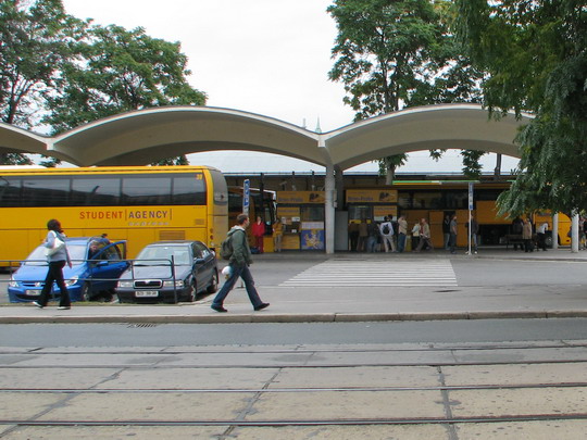 22.09.2008 - Brno: bývalé autobusové nádraží před bývalým Grandem v zajetí žlutých autobusů © PhDr. Zbyněk Zlinský