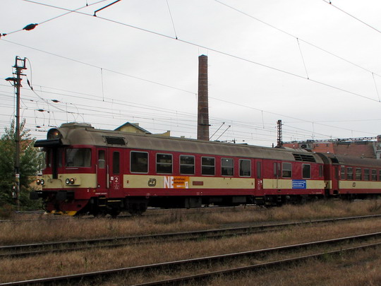 10.10.2008 - Praha-Vršovice: 854.002-3 nastupuje na Os 9506 do Mladé Boleslavi © PhDr. Zbyněk Zlinský