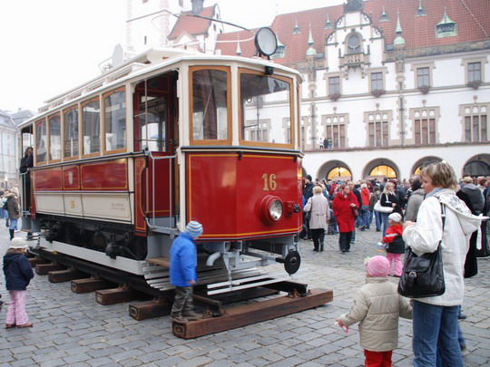 28.10.2008 - Olomouc: historická olomoucká tramvaj číslo 16 na Horním náměstí © Radek Hořínek