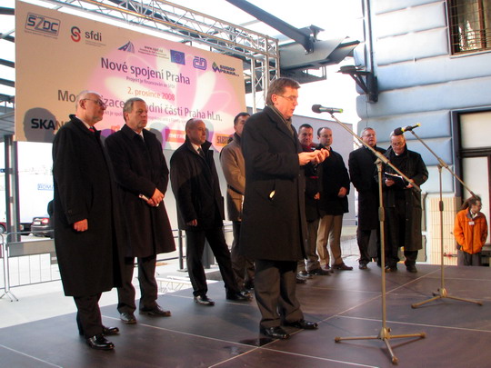 02.12.2008 - Praha hl.n.: hovoří předseda PS PČR Ing. Miloslav Vlček © PhDr. Zbyněk Zlinský