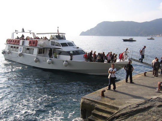 19.10.2008 - Loď zabezpečujúca dopravu medzi dedinkami © František Halčák