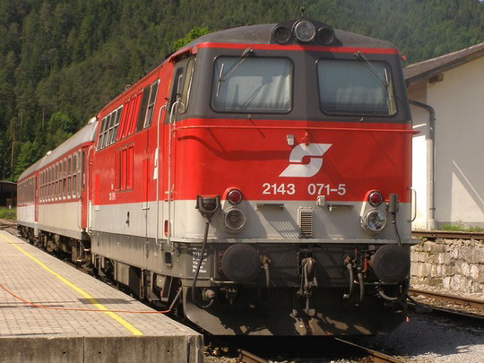 Souprava odstavená dne 31.5.2008 mezi vlaky EZ6561 a EZ6560 v Gutensteinu. V čele soupravy stojí lokomotiva 2143.071-5 ÖBB. © J.Vendolský