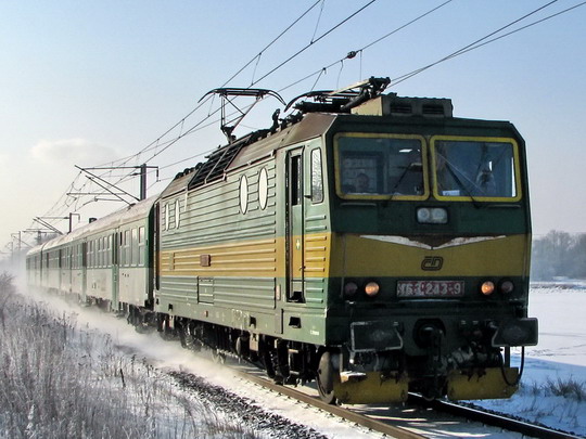 Příměstský vlak vedený klasickou soupravou (06.01.2009 - Hradec Králové-Březhrad) © PhDr. Zbyněk Zlinský