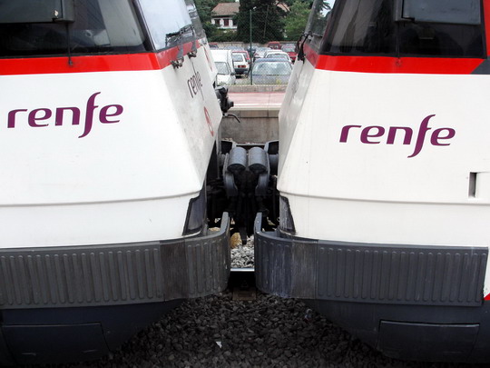 Spřažení příměstských elektrických jednotek řady 447 RENFE (07.06.2007 - Blanes © PhDr. Zbyněk Zlinský 