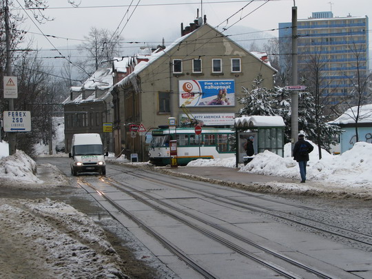 25.02.2009 - Liberec: dvojice vozů č. 22 (T3P-LF) + 20 (T3P Var CB3) na lince 11 vyjíždí ze smyčky Viadukt, vzadu vůz č. 50 (T3M) na lince 3 © PhDr. Zbyněk Zlinský