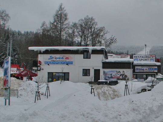 25.02.2009 - Liberec: osvěžovny ski areálu v Horním Hanychově a Ještěd v mlhách © PhDr. Zbyněk Zlinský