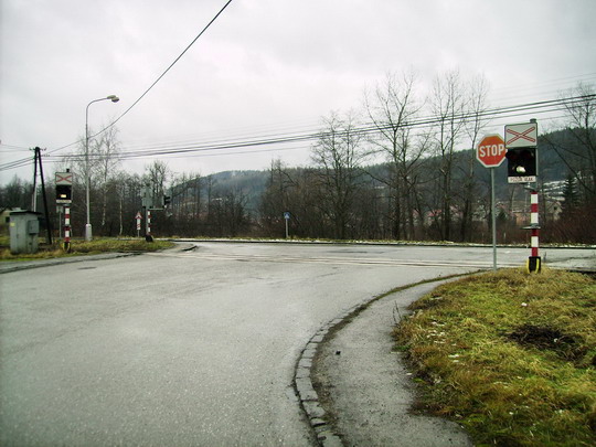 Pohľad na signalizačné zariadenia a ku križovatke s cestou II. triedy smer Makov a Čadca - 5.1.2007 © Bc. Ján Paluch