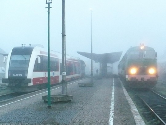 Mlžné ráno ve stanici Wolsztyn - jednotka SA132-012 a lokomotiva SU45-128 s vlakem do Pozaně © Jan Guzik