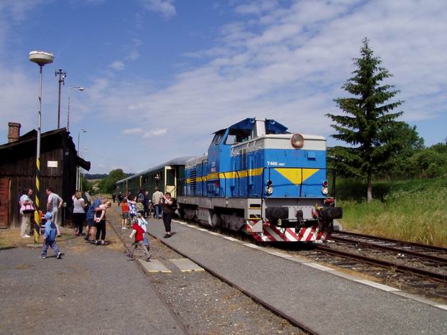 Mimoriadny vlak pripravený na spiatočnú cestu, Zborovice, 23.5.2009 © Kamil Korecz
