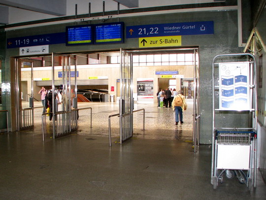 Průchod z haly u nástupišť 1 - 9 k dalším dvou částem nádraží © PhDr. Zbyněk Zlinský