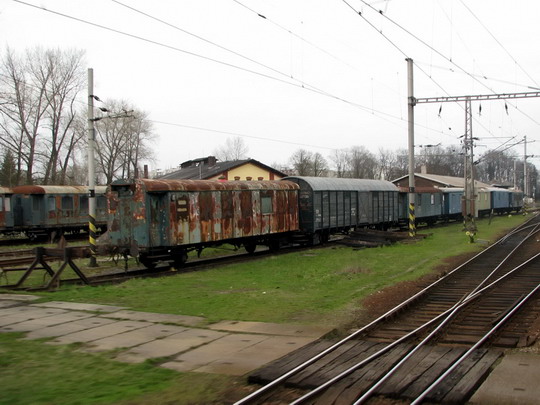05.04.2008 - Jaroměř: pohled na odstavené vozy SŽJ (foto z R 656) © PhDr. Zbyněk Zlinský 