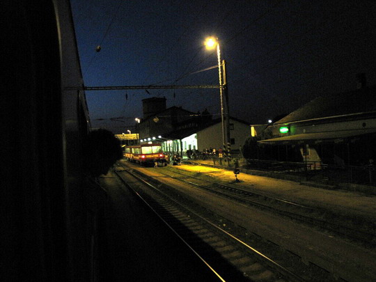 Nočná stanica...a predo mnou ešte hodina cesty (Šurany) © Peter Salaj