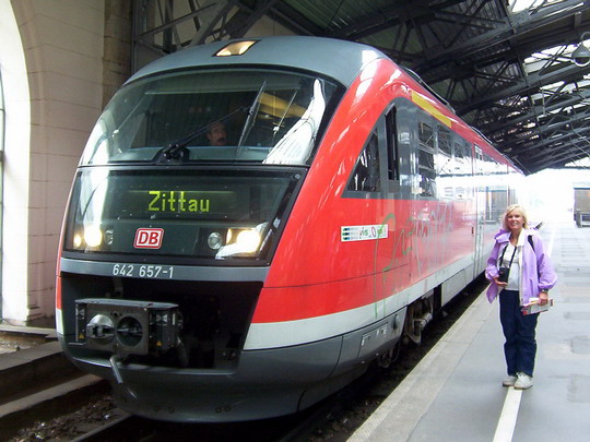 Hela na nádraží Dresden-Neustadt před nástupem na poslední chvíli do vlaku RB 17719 směr Zittau © PhDr. Zbyněk Zlinský 