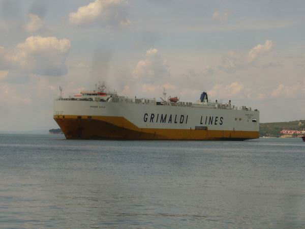 Koper,neobvyklá nákladní loď vyjíždí z přístavu, 8.8.2009 © Jiří Mazal
