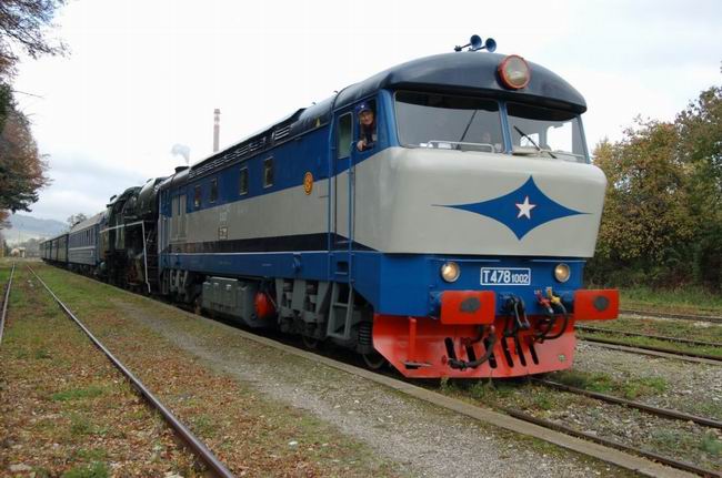 popis: Jeden z vlakov bude ťahaný prototypovou T 478.1002 z LD Veselí nad Moravou.