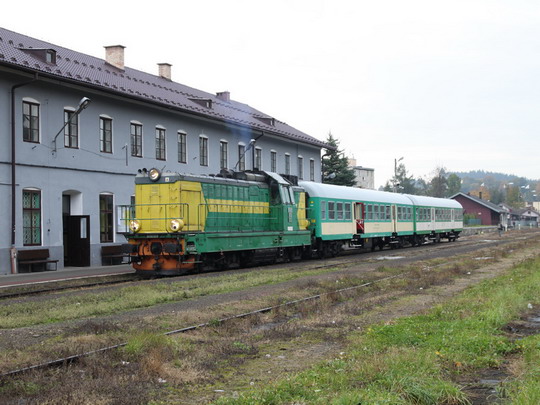 Zvláštní vlak ve stanici Zagórz, kde už panuje přijatelné počasí © Jan Guzik