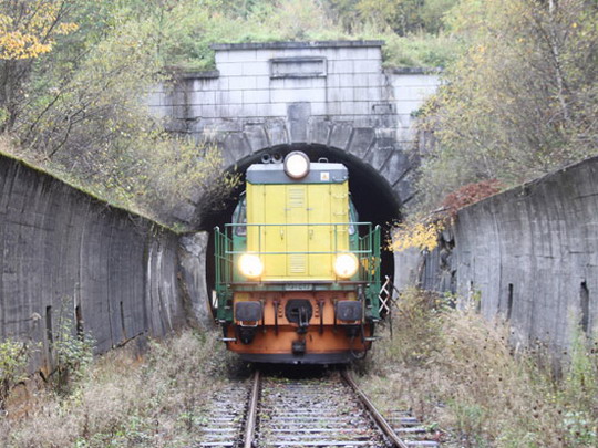 Zvláštní vlak vyjíždí z Łupkowského tunelu © Jan Guzik