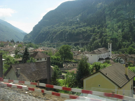 27.07.2009 - ICN 10017: Klesanie, stúpanie, mosty a nespočetné tunele, to všetko sa dá zažiť na Gotthardskej železnici © Martin Kóňa