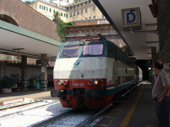 31.07.2009 - Genova Piazza Principe: Zmeškané IC do stanice Milano Centrale prichádza k nášmu nástupišťu © Martin Kóňa