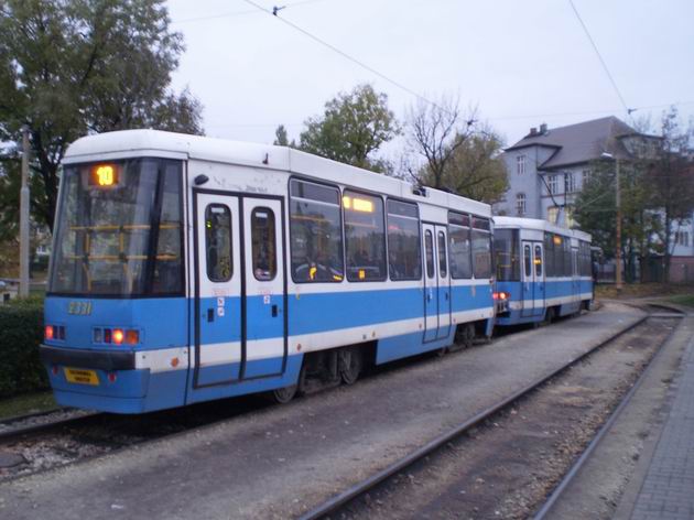 Rekonstruované wrocławské tramvaje typu Konstal 105N na konečné Leśnica. 30.10.2009 © Jan Přikryl