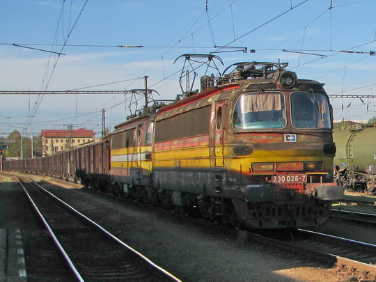 Dvojice 230.026-7 + 230.025-9 projíždí s nákladním vlakem od Havlíčkova Brodu (12.10.2008 - Jihlava) © PhDr. Zbyněk Zlinský