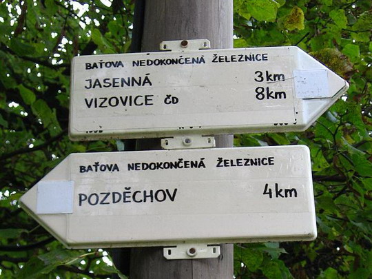 Neoficiální značení trasy nedosatvěné železnice u obce Ublo © Stanislav Plachý