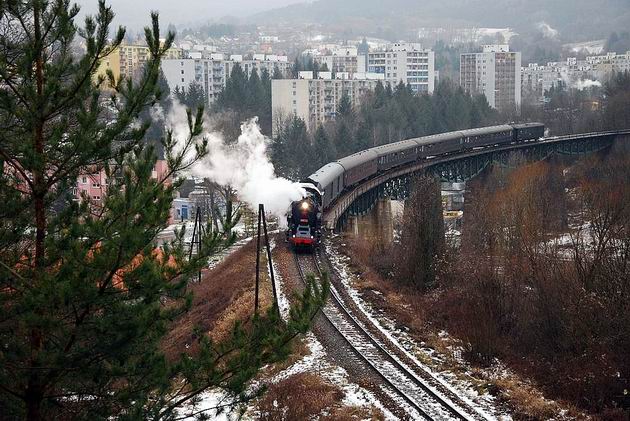 498.104 prechádza po viadukte v Handlovej. 2. 1. 2010 © Ivan Wlachovský