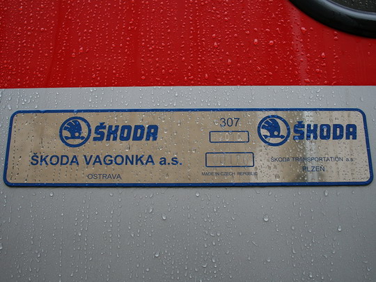 Výrobní štítek řídicího vozu 307.003 s letošním rokem výroby © Igor Molnár