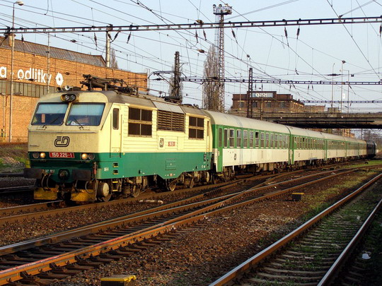 Lokomotiva 150.225 přiváží do Olomouce vlak vyšší kvality od Ostravy © Rosťa Kolmačka