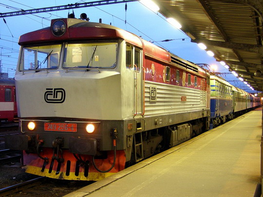 Hned dvě zajímavé lokomotivy přijely 19.3.2009 od Prostějova na olomoucké hlavní nádraží - "Berta" 749.256 a "Bobinka" 140.004 © Rosťa Kolmačka