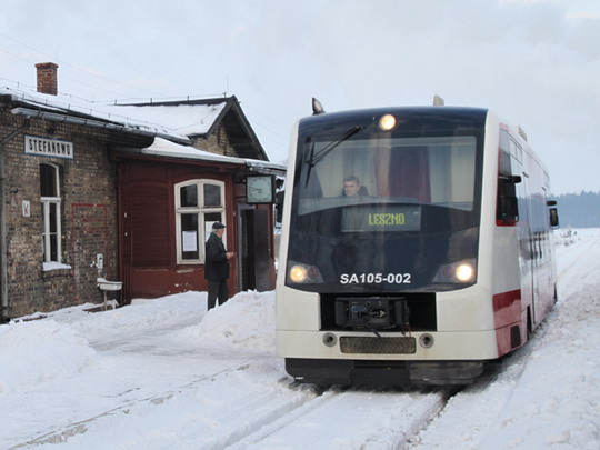 Ve stanici Stefanovo křižujeme s "szynobusem" SA105-002 jedoucím do Leszna © Jan Guzik
