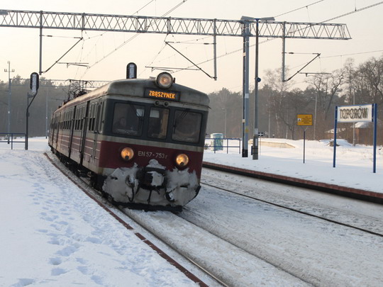 EN57-753 jako osobák do Zbąszynku vjíždí do stanice Toporów © Jan Guzik