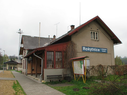 Staniční budova s otevřenou čekárnou a uzavřenou výdejnou jízdenek © PhDr. Zbyněk Zlinský