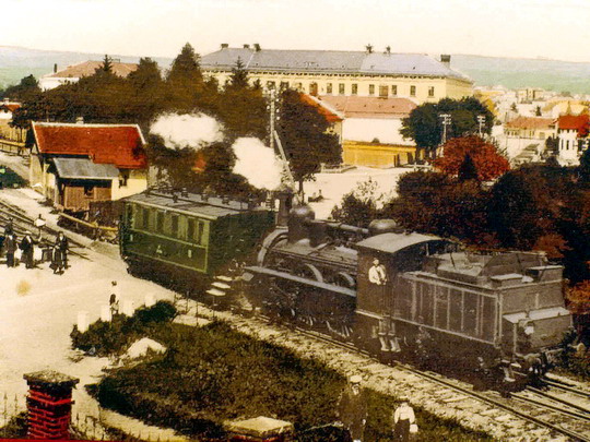 Osobní vlak s lokomotivou řady 205 opouští lanškrounské nádraží v roce 1917 na výřezu panoramatické pohlednice města
