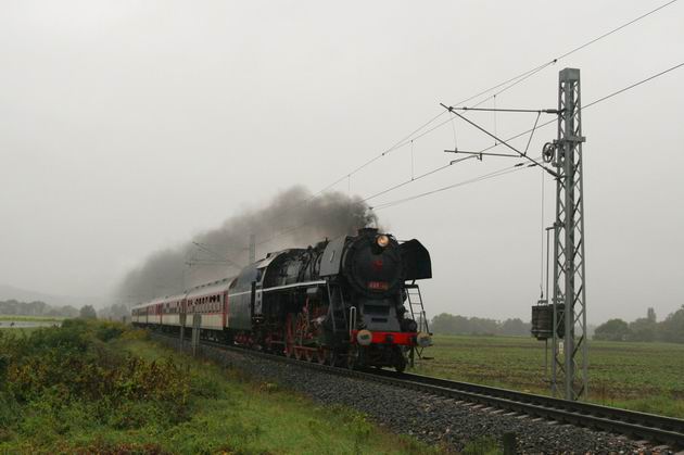 Osobitný osobný vlak pri Hronseku © Milan Vojtek