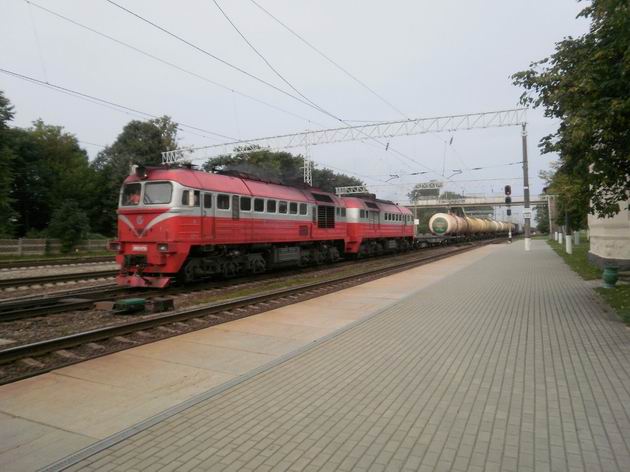 "Dvojitý sergej" řady 2M62 v novém nátěru LG přijíždí s dlouhým nákladním vlakem do Kaišiadorys. 14.8.2010 © Jiří Mazal