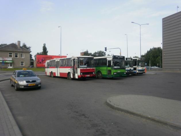 Odstavené autobusy na autobusovém nádraží Šiauliai. 14.8.2010 © Jiří Mazal