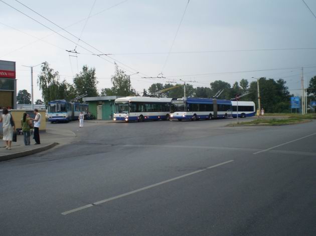 Riga: typické setkání různých typů kloubových trolejbusů na konečné linky 15 Višku iela. 16.8.2010 © Jan Přikryl