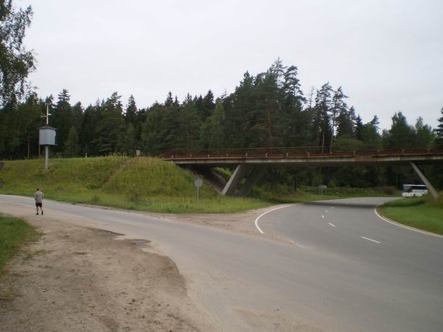 Most silnice z Rigy do Pskova s budkou hlídače u zastávky Smiltenes pagrieziens. 17.8.2010 © Jan Přikryl