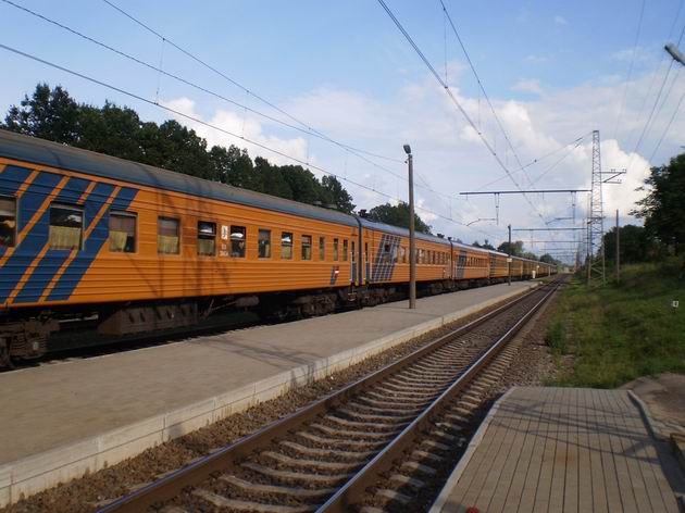 Nekonečná souprava vlaku Latvijas Expresis z Rigy do Moskvy během pobytu ve stanici Skriveri. 18.8.2010 © Jan Přikryl