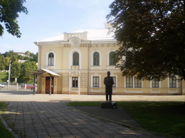 Kaunas: bývalý prezidentský palác a socha diktátora Smetony. 21.8.2010 © Jan Přikryl