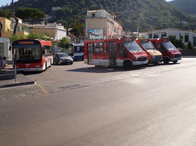 Terminál ostrovních autobusů nedaleko přístavu Ischia. 9.7.2010 © Jan Přikryl