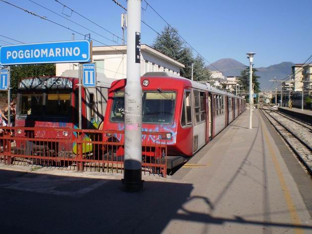 Na kusých kolejích stanice Poggiomarino stojí jednotky řady ETR 220 (vlevo) a ETR 221 (vpravo) na vlacích do Neapole 