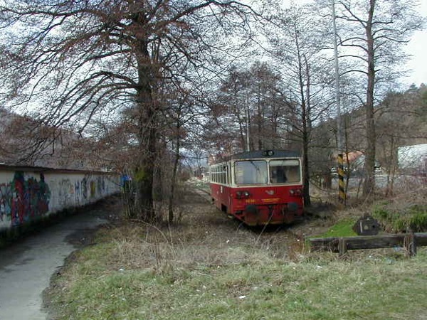 Motorový osobný vlak na konci železničnej trate v Brezovej pod Bradlom, 17.3.2001, © Emil Schenk