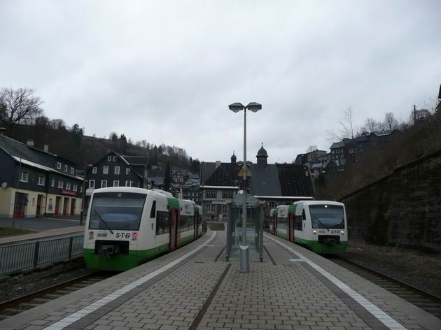 Křižování vlaků STB v úvraťové stanici Lauscha. © Tomáš Kraus, 1.4.2011